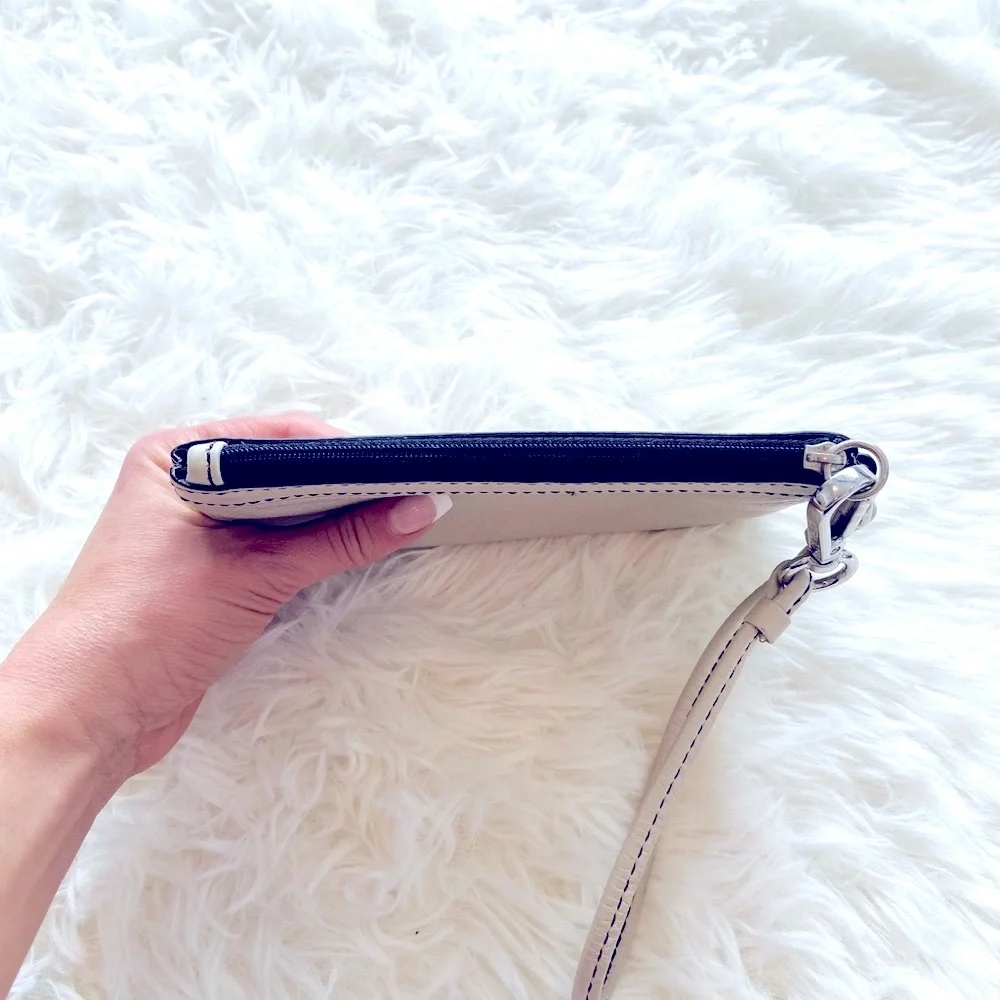 🤍 Calvin Klein Cream Wristlet Wallet